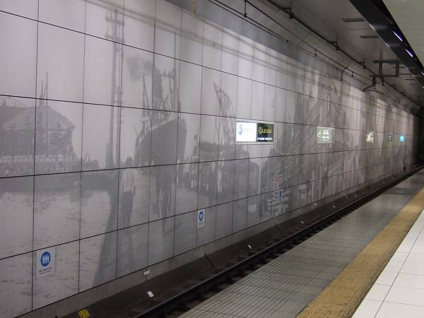 港灣未來線的橫濱站月台 -- 牆上的舊時橫濱港