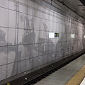 港灣未來線的橫濱站月台 -- 牆上的舊時橫濱港