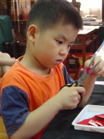 專注剪紙013 (Small).JPG 專注剪紙013 (Small).JPG