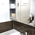 bathroom01.jpg