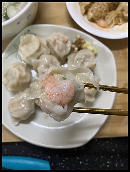 IMG_7186.JPG 冰箱必備美食【小綠阿嬤水餃】水餃大餛飩 皮薄餡多蝦鮮美 口感超滿足