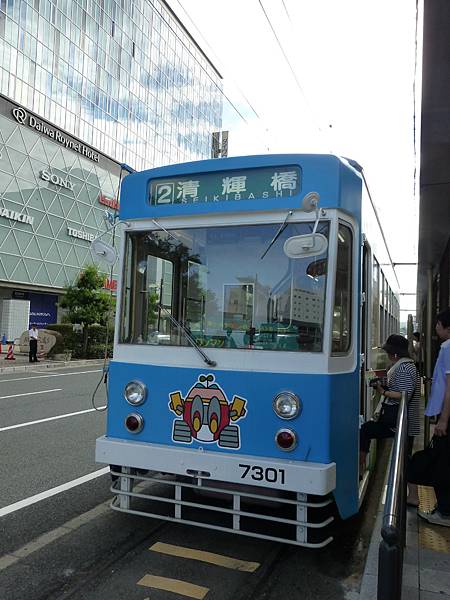 岡山的市內電車，只有兩條線，平均五到十分鐘一班。