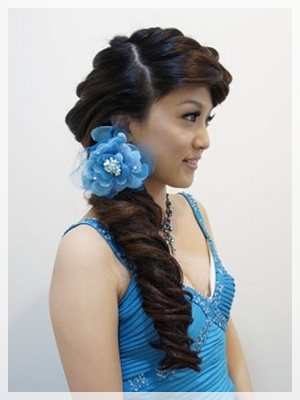 性感,大捲髮,仿真花,肩帶,藍色禮服,台北新娘秘書,造型創作