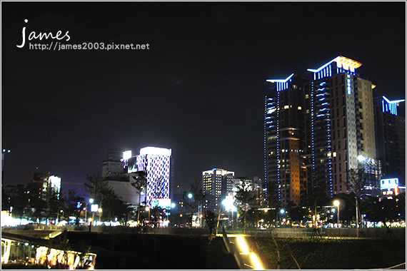 台中新景點秋紅谷廣場夜景02