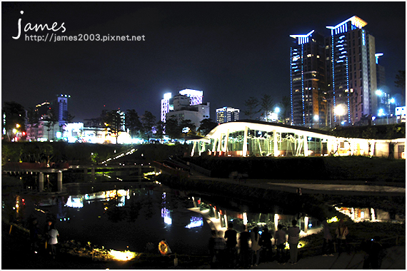 台中新景點秋紅谷廣場夜景03