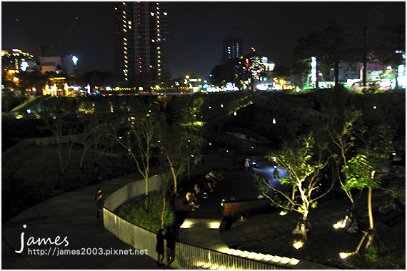 台中新景點秋紅谷廣場夜景07