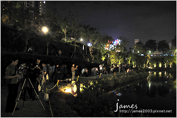 台中新景點秋紅谷廣場夜景09