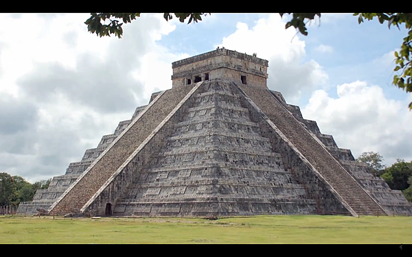 在中美洲的卡斯蒂略金字塔（El Castillo Pyramid）  卡斯蒂略金字塔北面階梯的庫庫爾坎（Kukulkan；瑪雅神話中羽蛇神）頭像