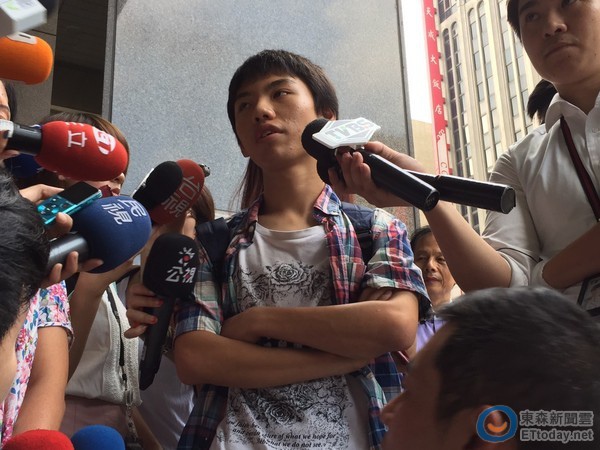 總算被帶回家的周天觀,桀傲不遜仍寫在臉上