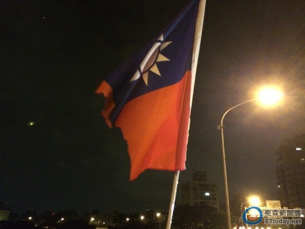 殘破的國旗,正如同受民粹蹂躪的台灣現狀