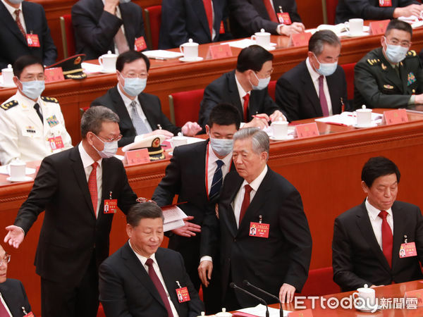 中共二十大胡錦濤被帶離場,媒體總是自編離場原因.jpg 中共二十大胡錦濤被帶離場,媒體總是自編離場原因.jpg