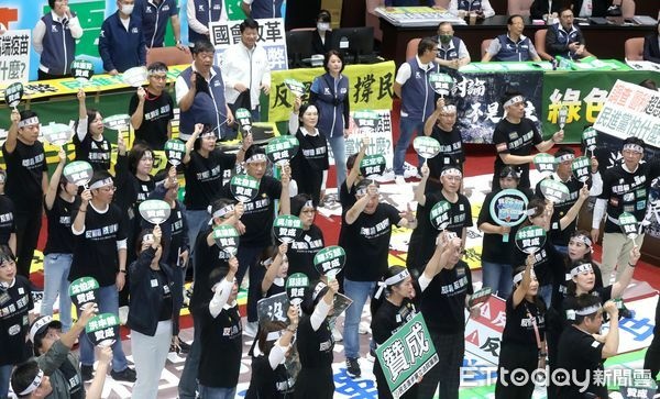 國會戰場的混亂再度成為「台灣之光」.jpg 國會戰場的混亂再度成為「台灣之光」.jpg