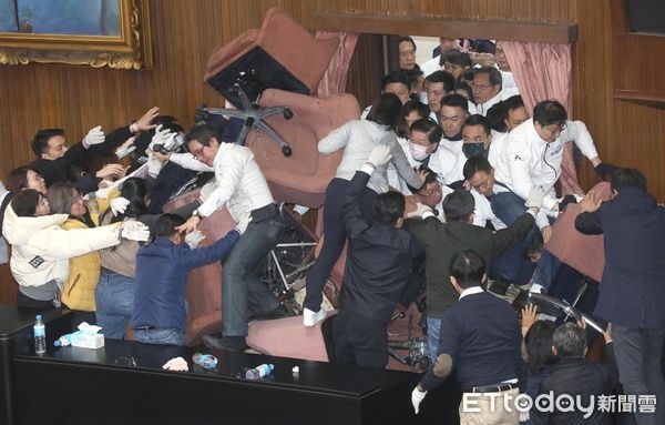 以武制暴,已是立法院固定的戲碼.jpg 以武制暴,已是立法院固定的戲碼.jpg