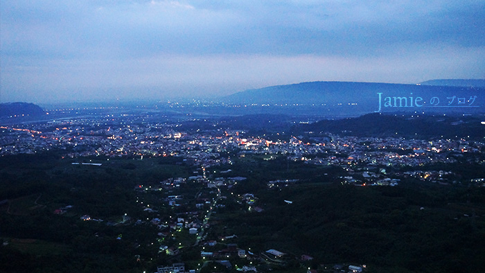 ​竹山夜晚璀璨夜景，千萬燈火星空呼應咖啡美食，全家人假日出遊景點.jpg