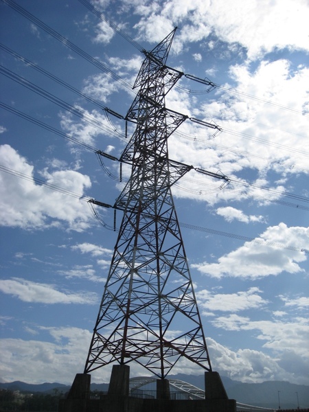 藍天白雲與高壓電塔