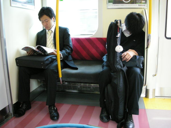 日本電車上不能講手機
