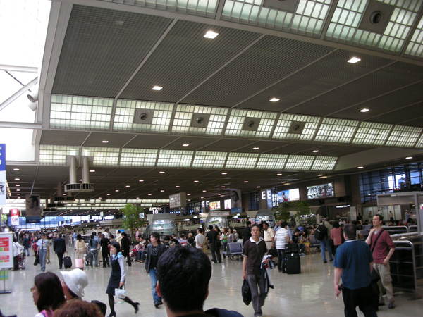 成田機場第二航廈，要入關了