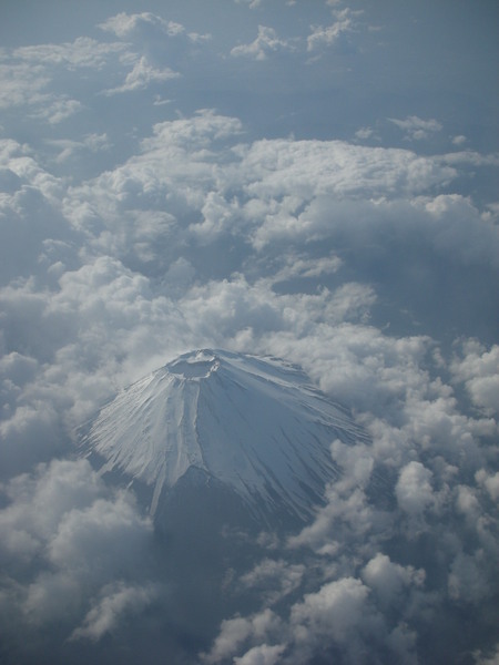 富士山耶！！這次真是太有收穫了！飛機航行路線竟然有經過富士山，而且剛好是靠我這邊可以看到！