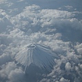 富士山耶！！這次真是太有收穫了！飛機航行路線竟然有經過富士山，而且剛好是靠我這邊可以看到！