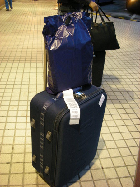 行李箱有塞滿，不過沒有超重，還外加提袋（裡面其實都是零食　:P）