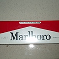 一條未拆封的Marlboro