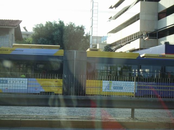 雅典市區公車中間有連在一起