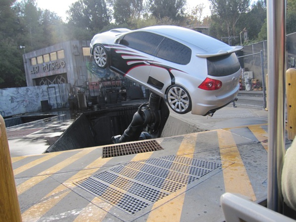 車子下面都有怪手操控