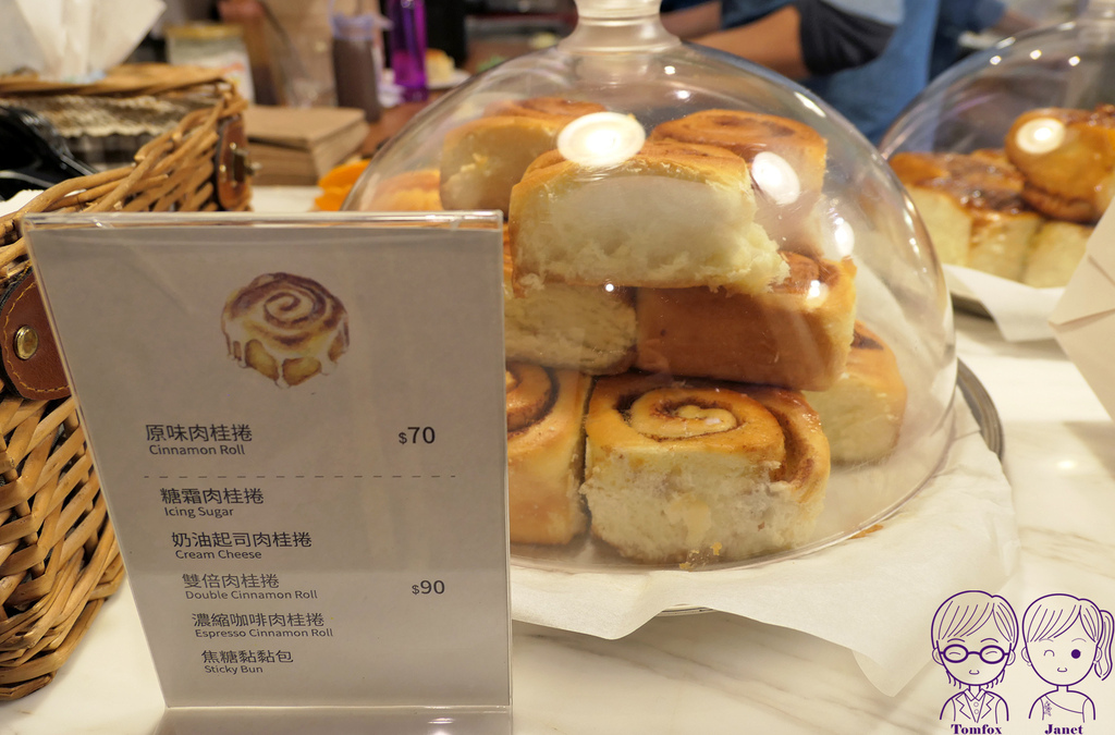 17 Miss V Bakery Cafe 甜點櫃 肉桂捲.jpg