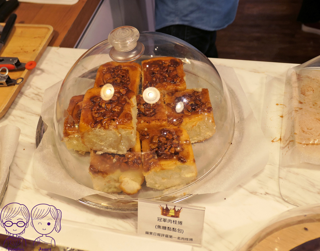 18 Miss V Bakery Cafe 甜點櫃 肉桂捲.jpg