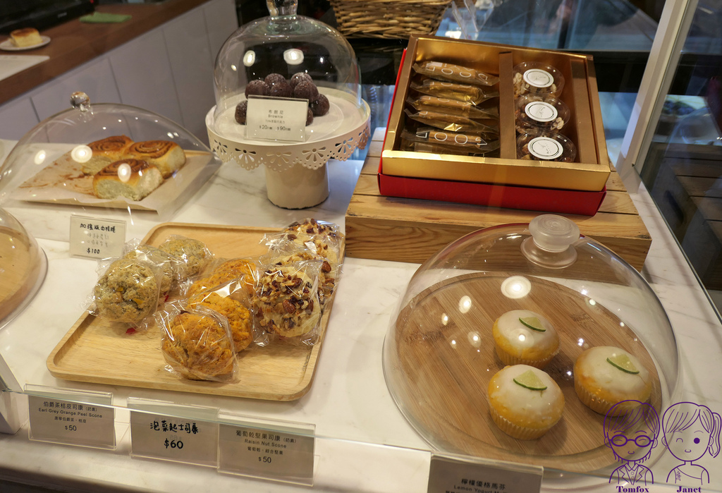 20 Miss V Bakery Cafe 甜點櫃.jpg