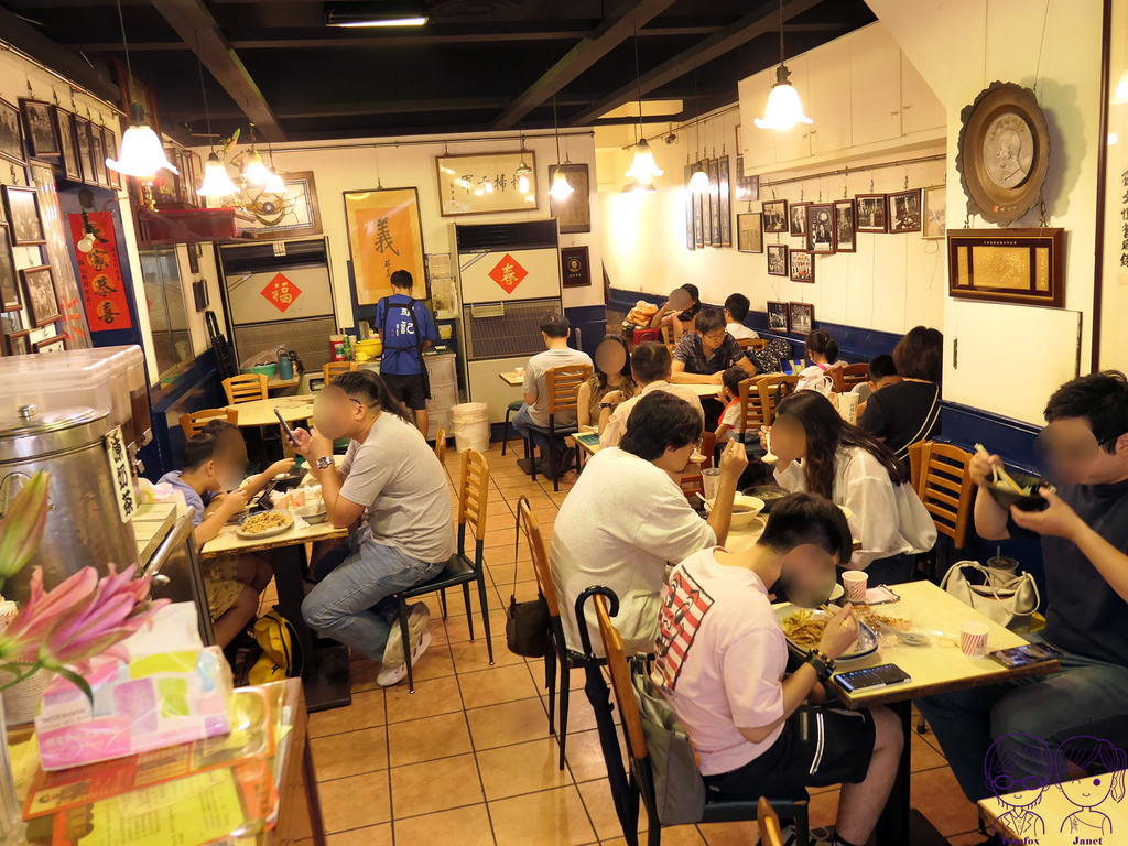 6 銀記手擀刀切牛肉麵 用餐空間.jpg