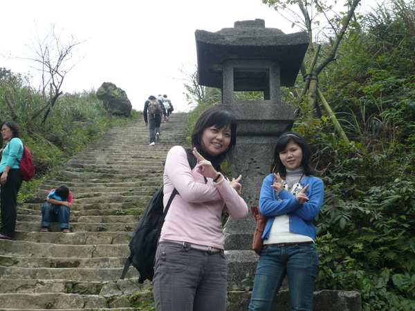 看身後的那一大段階梯--神社還沒到