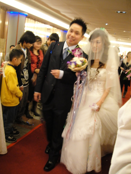 訂完婚後過一會就是結婚宴客...新郎新娘入場