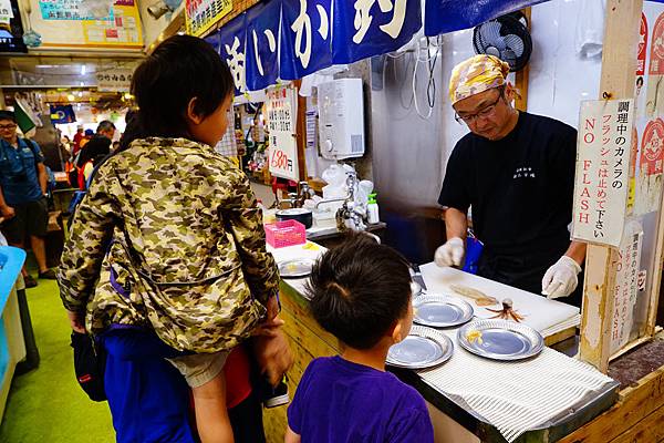 000-函館朝巿釣墨魚 - 028.jpg