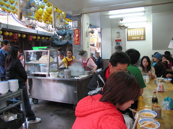 帝爺廟口坐滿等著吃餛飩的客人