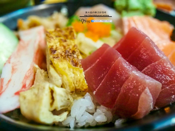 百元美食的生魚片丼