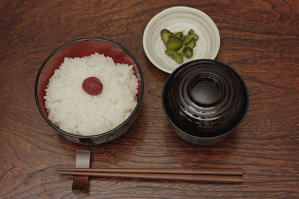 一汁一菜:飯、湯以及醬菜 一汁一菜:飯、湯以及醬菜