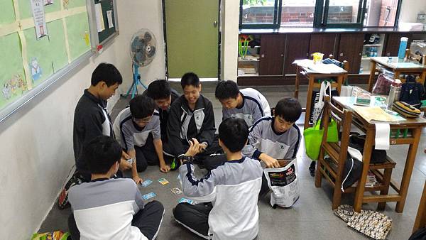 20161202--707段考後自習課同樂會 (12).jpg