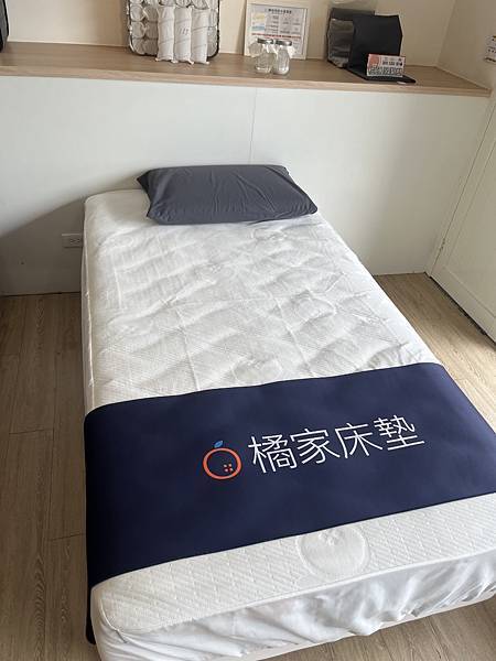 橘家床墊青埔門市--舒適高品質的床墊,諾寶試躺後都說好舒服喔 橘家床墊青埔門市--舒適高品質的床墊,諾寶試躺後都說好舒服喔