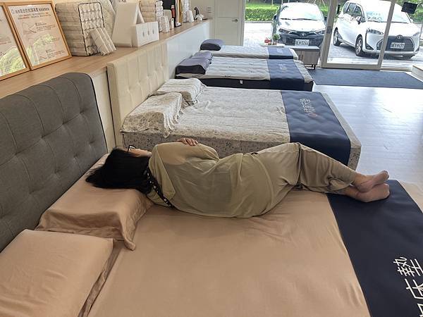 橘家床墊青埔門市--舒適高品質的床墊,諾寶試躺後都說好舒服喔 橘家床墊青埔門市--舒適高品質的床墊,諾寶試躺後都說好舒服喔