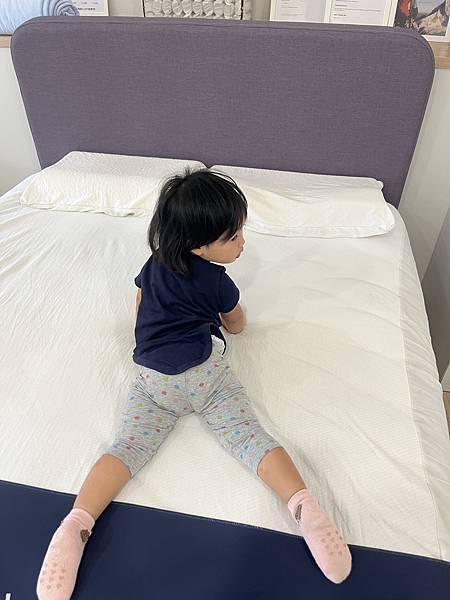 橘家床墊青埔門市--舒適高品質的床墊,諾寶試躺後都說好舒服喔 橘家床墊青埔門市--舒適高品質的床墊,諾寶試躺後都說好舒服喔