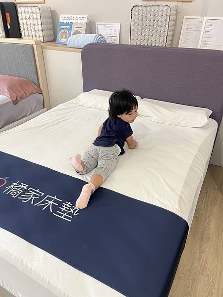 橘家床墊青埔門市--舒適高品質的床墊,諾寶試躺後都說好舒服喔 橘家床墊青埔門市--舒適高品質的床墊,諾寶試躺後都說好舒服喔