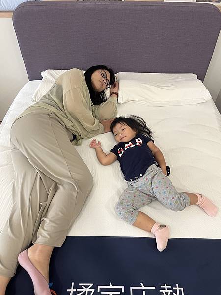 橘家床墊青埔門市--舒適高品質的床墊,諾寶試躺後都說好舒服喔 橘家床墊青埔門市--舒適高品質的床墊,諾寶試躺後都說好舒服喔