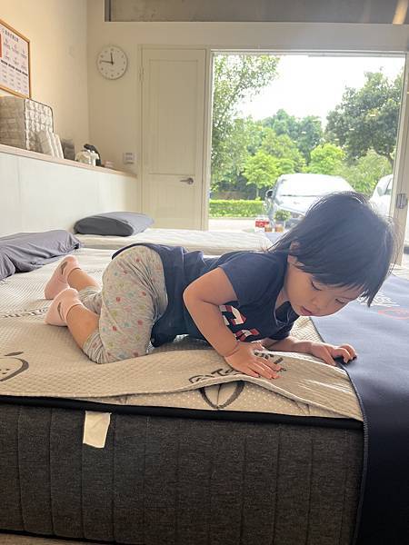 橘家床墊青埔門市--舒適高品質的床墊,諾寶試躺後都說好舒服喔 橘家床墊青埔門市--舒適高品質的床墊,諾寶試躺後都說好舒服喔