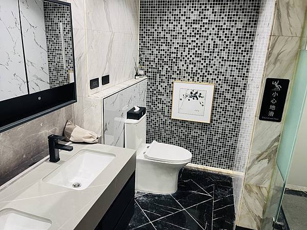 『桃園飯店』IF 商務汽旅--雅緻四人車庫房全家出遊的好選