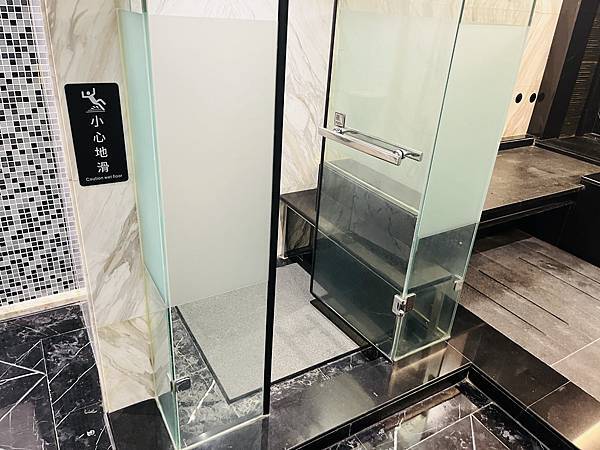 『桃園飯店』IF 商務汽旅--雅緻四人車庫房全家出遊的好選