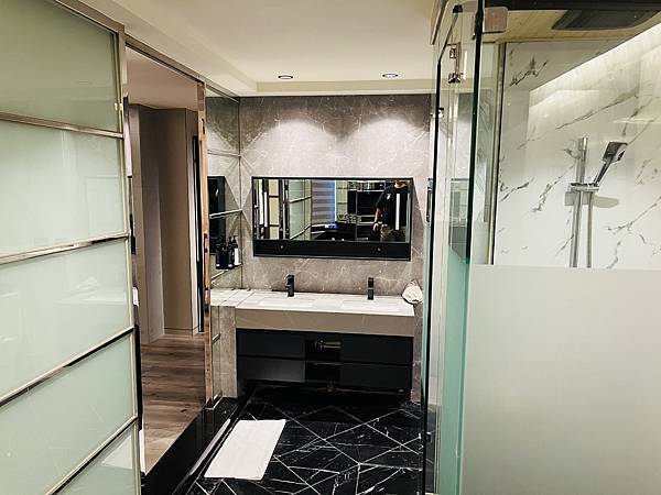 『桃園飯店』IF 商務汽旅--雅緻四人車庫房全家出遊的好選