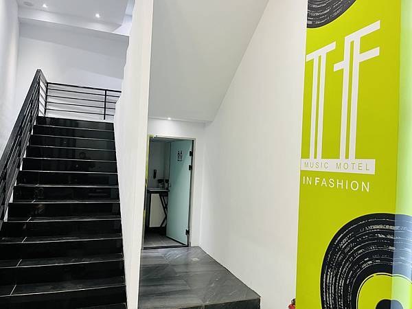 『桃園飯店』IF 商務汽旅--雅緻四人車庫房全家出遊的好選