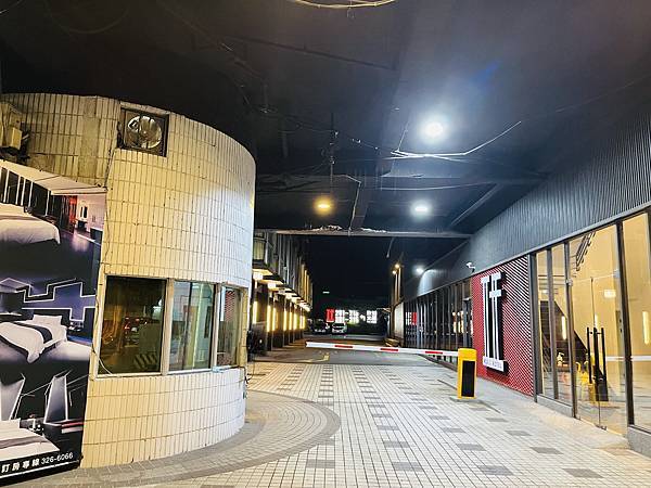 『桃園飯店』IF 商務汽旅--雅緻四人車庫房全家出遊的好選