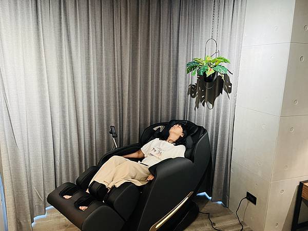 『桃園飯店』IF 商務汽旅--雅緻四人車庫房全家出遊的好選